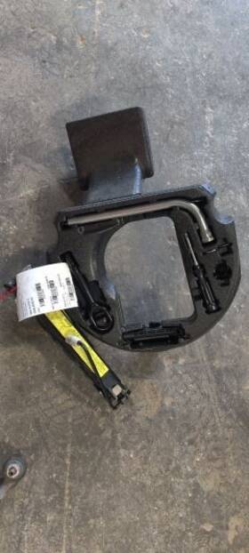 564.au1r13 Audi 13 A7 Jack